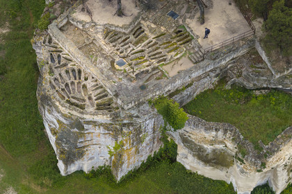 France, Gard (30), Beaucaire, abbaye troglodytique de Saint-Roman, nécropole sur le sommet accueillant des centaines de sépultures creusées dans le rocher (vue aérienne)