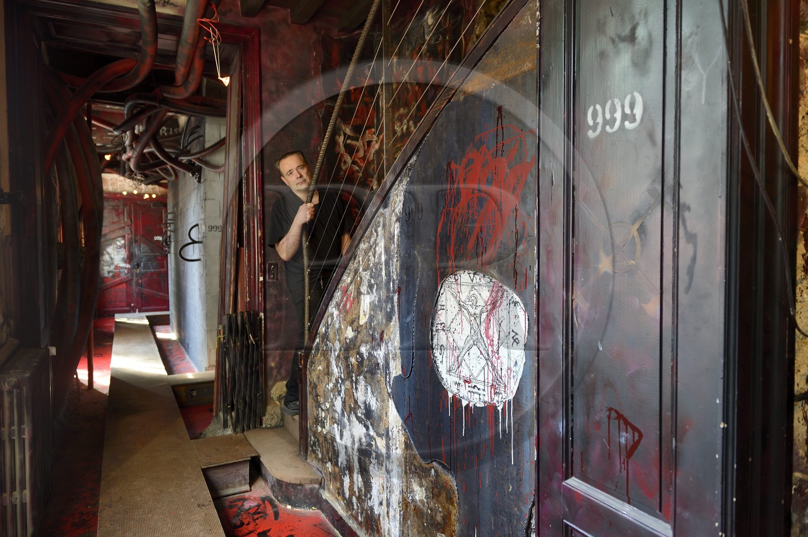 France, Rhône (69), Saint-Romain-au-Mont-d'Or, la Demeure du Chaos, l'œuvre d'art est basé sur la transformation sans fin de la maison du XVIIème siècle de l'artiste plasticien Thierry Ehrmann en une réplique de zone de guerre à l'image du monde présent, portrait de Thierry Ehrmann aussi président fondateur de Artprice et du Groupe Serveur