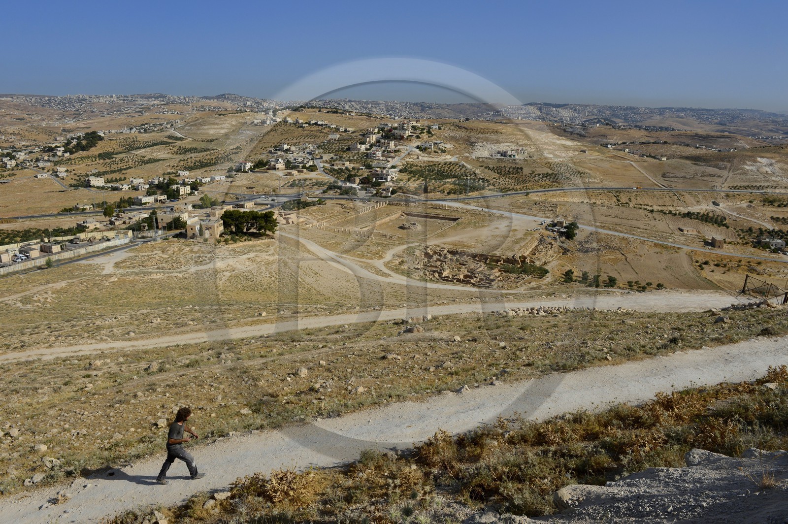 Israel, Cisjordanie, l'Hérodion, colline artificiellement exhaussée qui abrite les ruines d'un palais fortifié construit par le roi Hérode Ier le Grand (site classé Parc National), vestiges du palais de l'Hérodion inférieur et de son bassin, au loin Bethléem