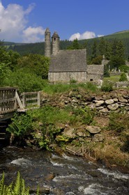 Irlande, comté de Wicklow, région des Monts Wicklow, site monastique de Glendalough,  église Saint Kevin et la Tour Ronde