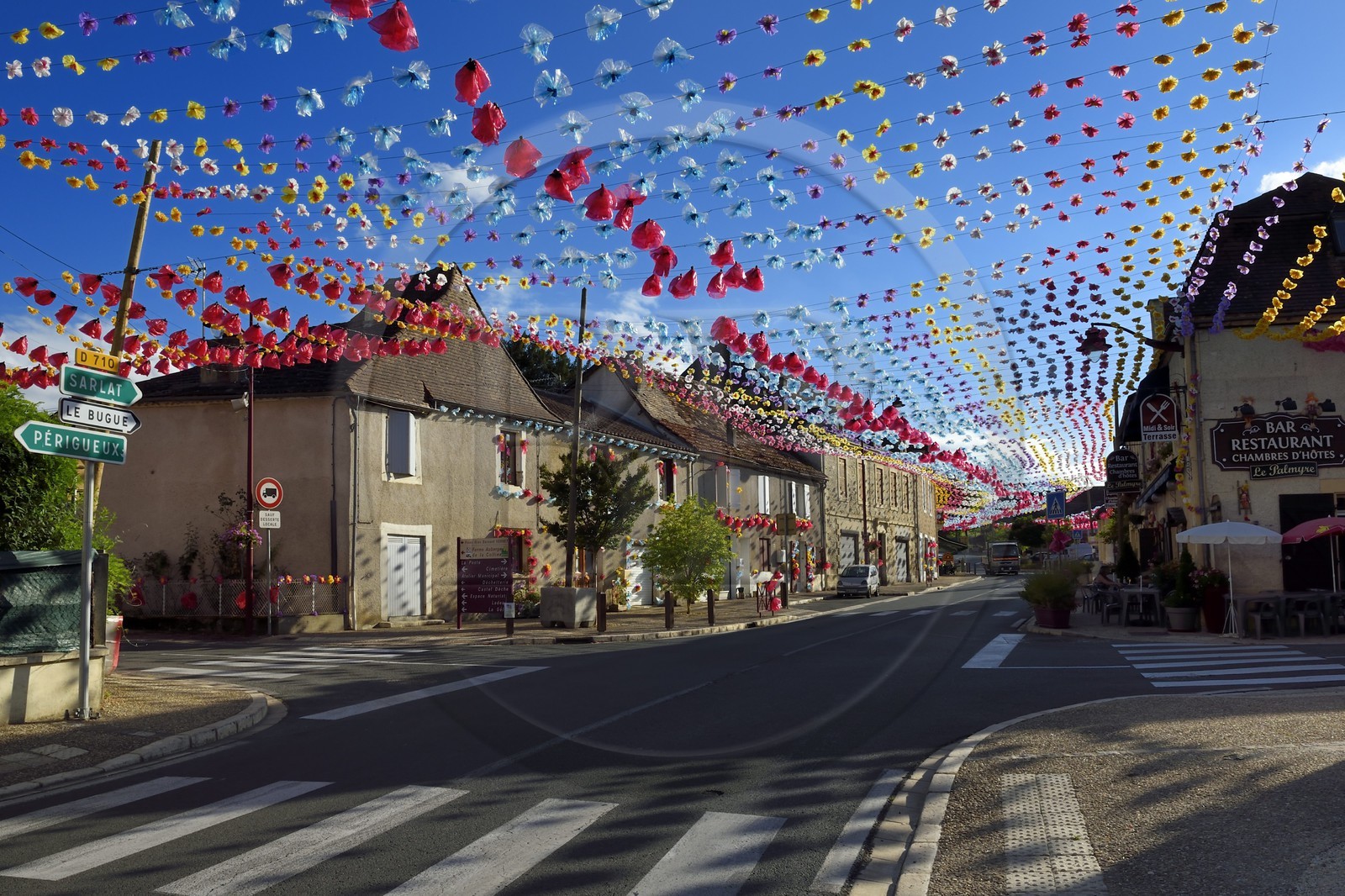 France, Dordogne (24), village de La Douze avec des décorations de fleures dressées