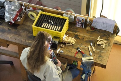 France, Dordogne (24), Périgord Vert, Nontron, fabrication artisanale des couteaux de Nontron à la Coutellerie Nontronnaise