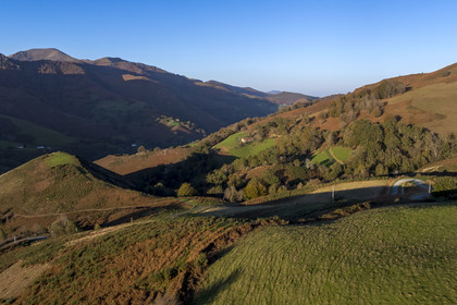 France, Pyrénées-Atlantiques (64), Pays-Basque, ferme isolée sur les hauteurs de la vallée des Aldudes (vue aérienne)