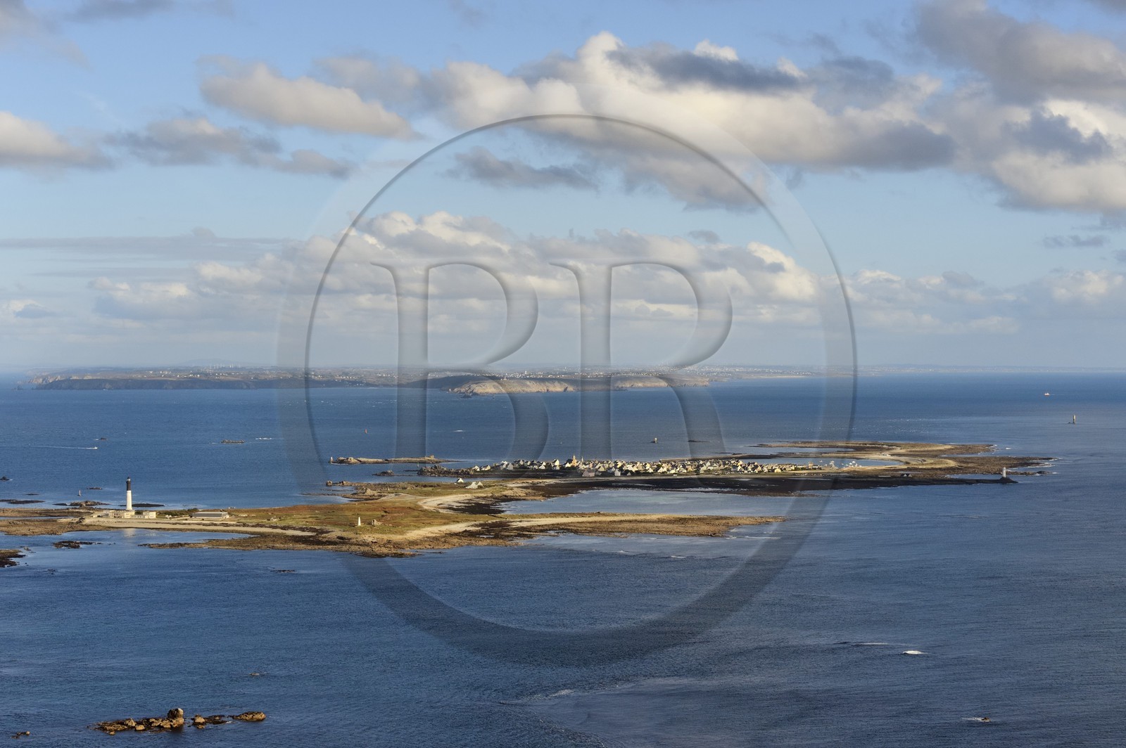 France, Finistère (29), Mer d'Iroise, parc naturel régional d'Armorique, Ile de Sein, labellisé Les Plus Beaux Villages de France  et la Pointe du Raz en arrière plan (vue aérienne)