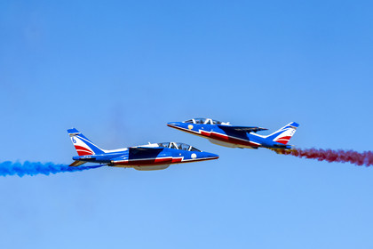 France, Bouches-du-Rhône (13), Salon-de-Provence, base aerienne 701, base de la Patrouille de France (PAF pour Patrouille acrobatique de France) de l'Armée de l'air et de l'espace française, figure de croisement des solos lors d'un vol d'entrainement des avions Alphajet