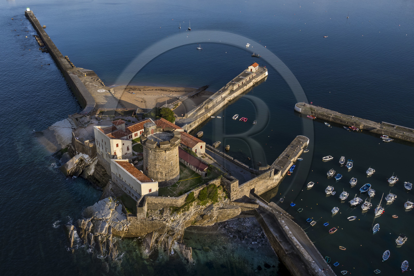 France, Pyrénées-Atlantiques (64), la côte du Pays-Basque, Ciboure, le fort de Socoa construit sous Louis XIII remanié par Vauban et son petit port de plaisance dans la baie de Saint-Jean-de-Luz (vue aérienne)