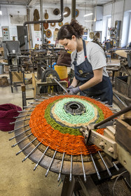 France, Drôme (26), Drôme provençale, Nyons, La Scourtinerie, dernière manufacture de scourtins de Provence, filtres traditionnels utilisés dans la fabrication de l'huile d'olive mais conçus aussi aujourd'hui comme objets de décoration en fibre de coco, fabrication de scourtins dans leur atelier sur des appareils à tisser circulaires faits sur mesure