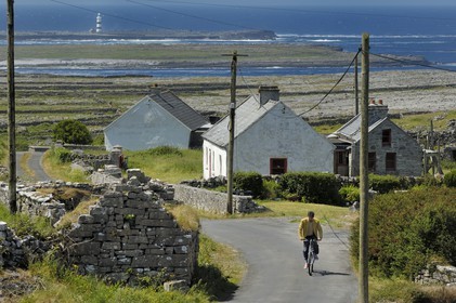 Irlande, Comté de Galway, Aran Islands, Inishmore, cycliste à la pointe ouest de l'Ile face aux Brannock island