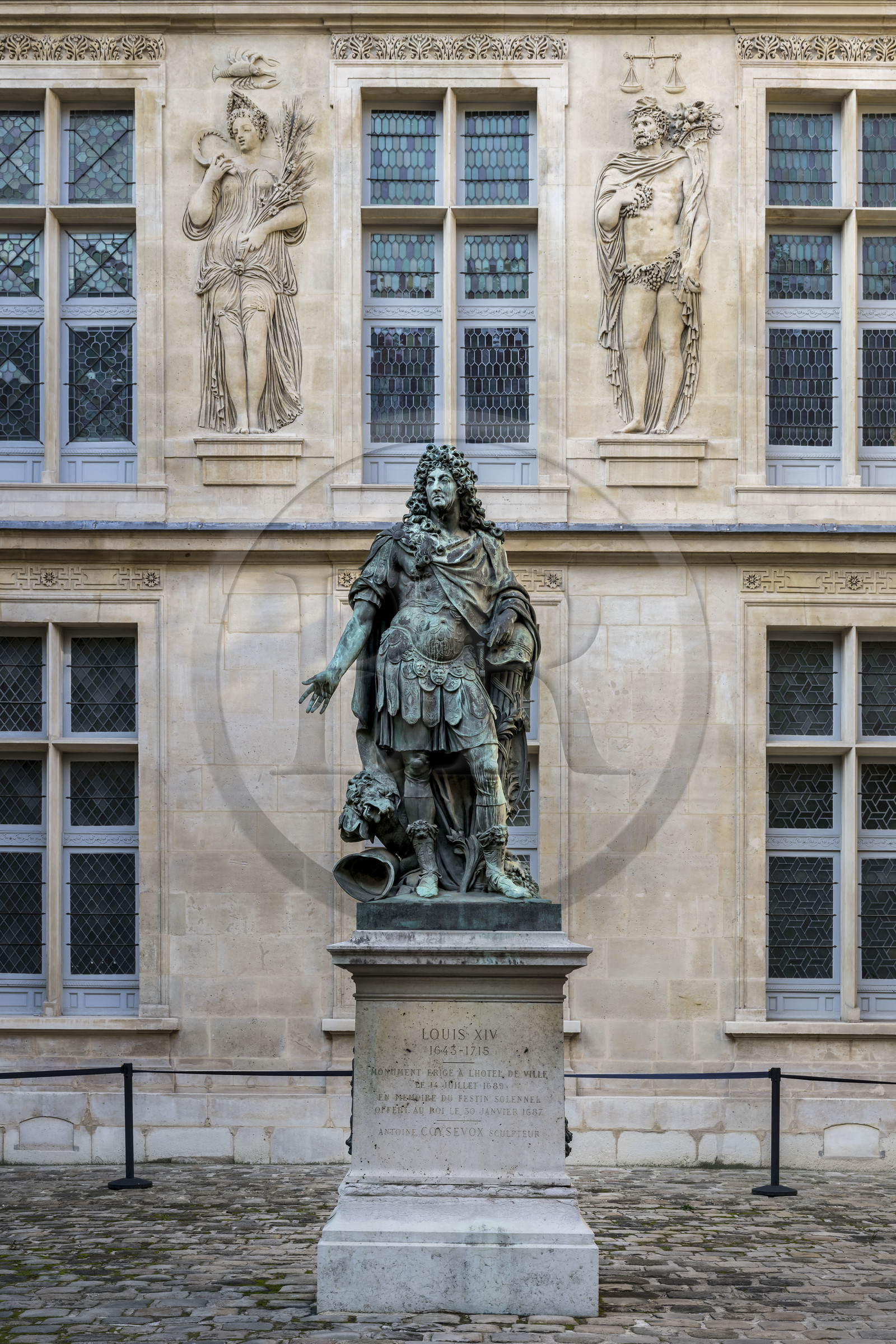 France, Paris (75), quartier du Marais, Musée Carnavalet, statue de Louis XIV en pied dans la cour d'honneur, oeuvre d’Antoine Coysevox