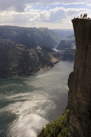 Norvège, Rogaland, le Rocher de La Chaire (Preikestolen) surplombant de 600m le Lysefjord, fjord de Lysebotn