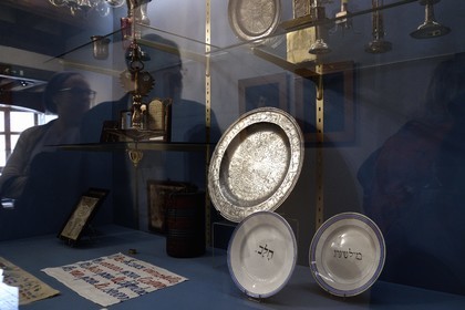 France, Bas-Rhin (67), Strasbourg, vieille ville classée au Patrimoine Mondial de l’UNESCO, Musée alsacien (musée d'arts et traditions populaires), objets de la vie quotidienne et du culte juif du shabbat au XIXème siècle en Alsace