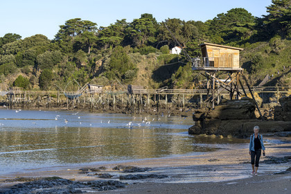 France, Loire-Atlantique (44), Baie de Bourgneuf, La Bernerie-en-Retz, cabane de pêche traditionnelle au carrelet en bordure de la plage de Crêve-coeur