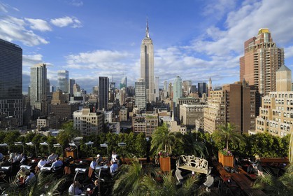 Etats-Unis, New York, Manhattan, Midtown, terrasse du café branché Le 230 sur la 5ème Avenue et l'Empire State Building