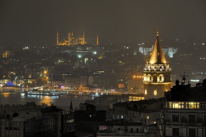 Turquie, Istanbul, centre historique classé Patrimoine Mondial de l'UNESCO, la Tour de Galata dominant la Corne d'Or et Sultan Ahmet Camii (Mosquée Bleue) dans le quartier de Sultanahmet