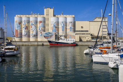 France, Vendée (85), Les-Sables-d'Olonne, le port, fresque retracant l'histoire de la ville peinte sur les silos de la coopérative Cavac par l'artiste basque Taroe