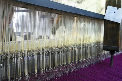 France, Var (83), Presqu'Ile de Saint-Tropez, Cogolin, la Manufacture Cogolin fabrique des tapis depuis 1924, la plupart sont tissés par lés sur des métiers Jacquard à bras du XIXème siècle, tissage du raphia sur un métier à tisser plat