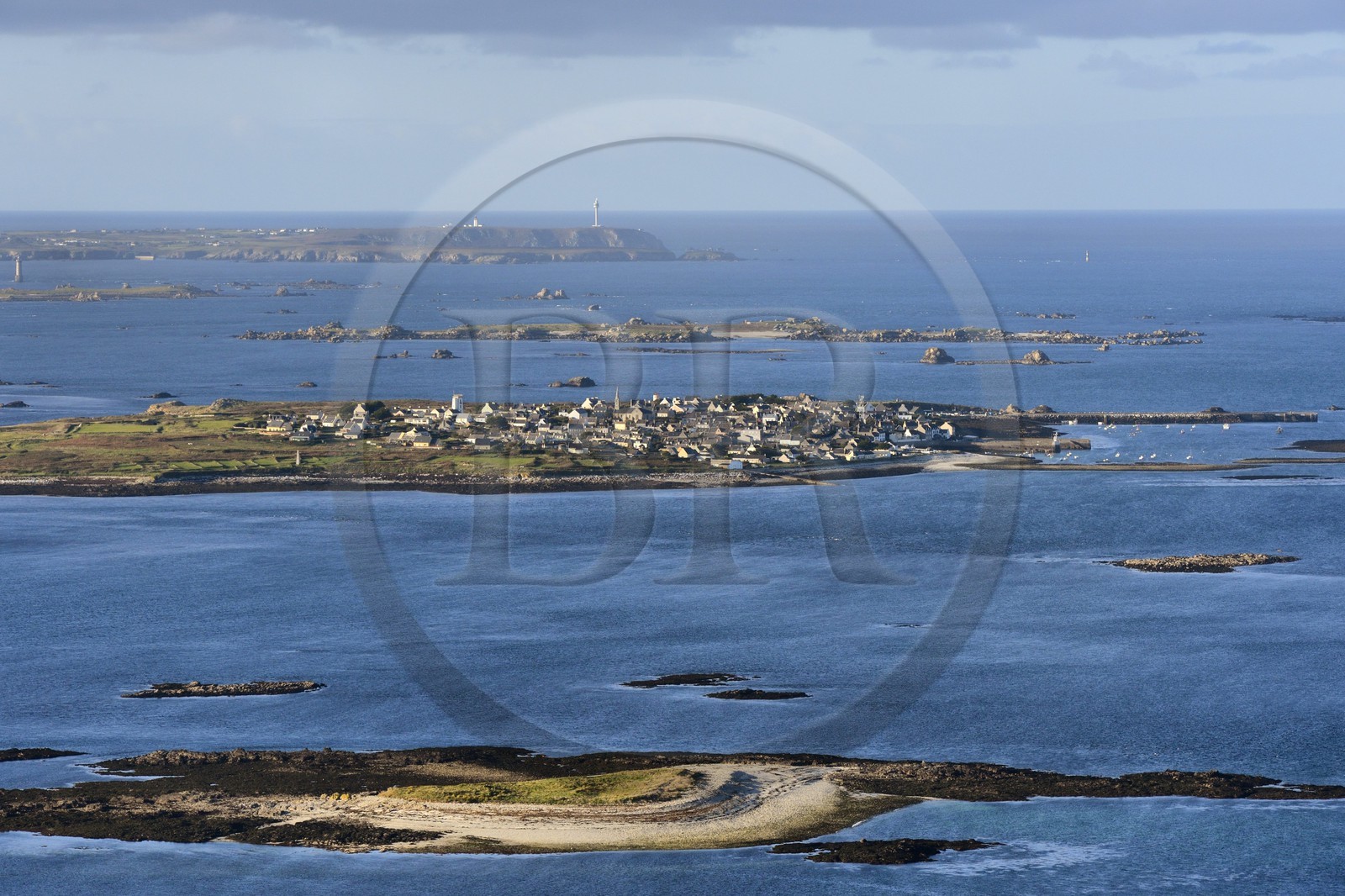 France, Finistère (29), parc naturel régional d'Armorique, mer d'Iroise, Ile de Molène dans l'Archipel de Molène et l'Ile d'Ouessant en arrière plan (vue aérienne)