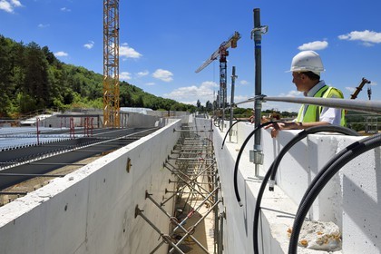 France, Dordogne (24), Montignac, chantier du futur Centre International de l'Art pariétal de Montignac-Lascaux (Lascaux 4), le technicien du conseil départemental David Lambert