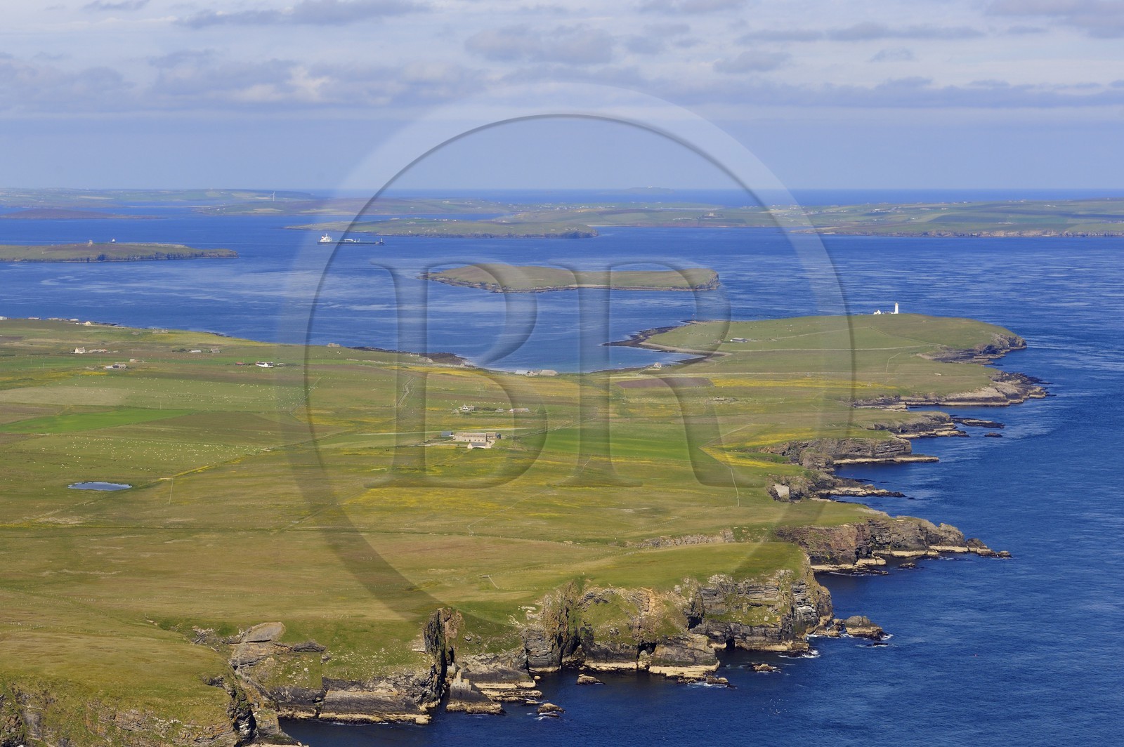 Royaume-Uni, Ecosse, Iles Orcades, phare de South Walls (Hoy) qui protège l'entrée de Scapa Flow (vue aérienne)