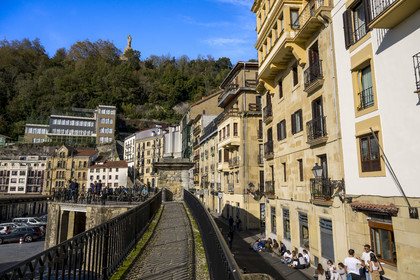Espagne, province du Guipuscoa (Gipuzkoa), Saint-Sébastien (Donostia), immeubles en bordure du Vieux Port au pied du Mont Urgull et du chateau de La Mota