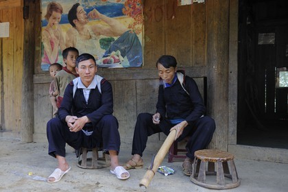 Vietnam, province de Lao Cai, région de Sapa, paysans de la minorité Hmong Noir fumant la pipe à eau bang