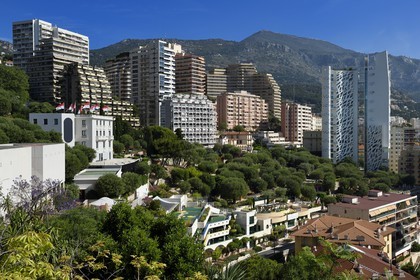 Principauté de Monaco, Monaco, quartier de La Condamine, Nouveau Musée National de Monaco (NMNM) Villa Paloma à gauche et l'immeuble Le Simona conçu par l'architecte Jean-Pierre Lott à droite