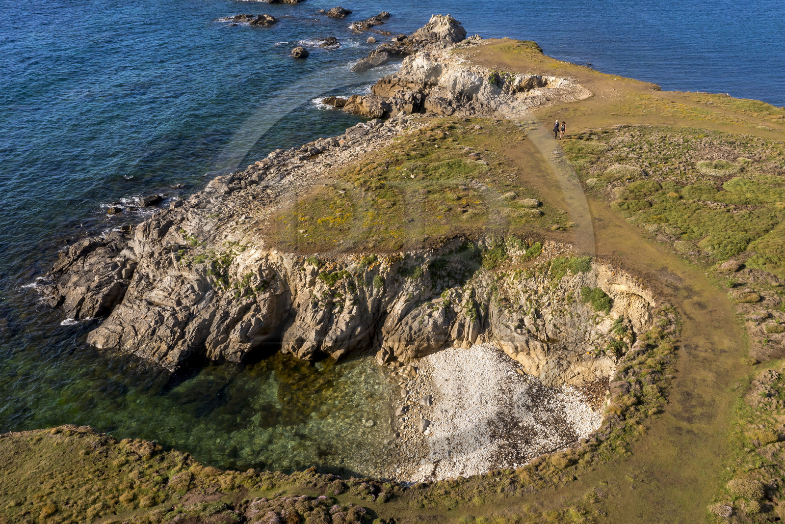 France, Finistère (29), Mer d'Iroise, Ile d'Ouessant, la Pointe de Penn ar Viler sur la cote Sud à la sortie de la Baie de Lampaul (vue aérienne)