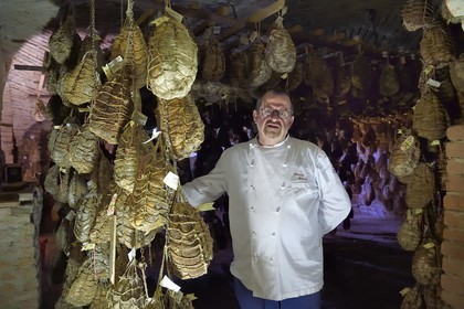 Italie, Emilie-Romagne, Polesine Zibello aux environs de Parme, Antica Corte Pallavicina, le chef Massimo Spigaroli dans sa cave d'affinage de culatello, traditionnel jambon de Parme