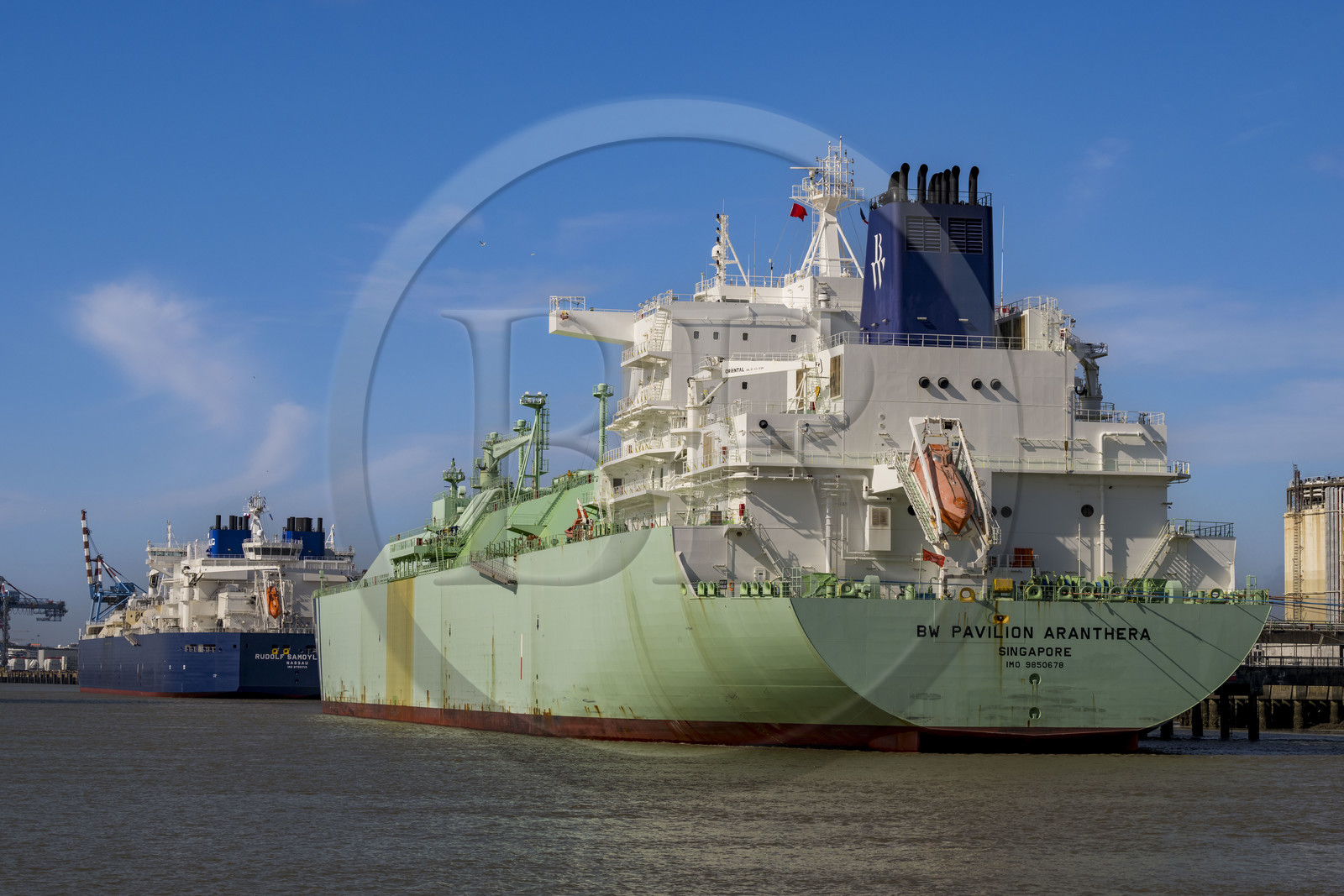 France, Loire-Atlantique (44), Estuaire de la Loire, Saint-Nazaire, méthanier à quai dans le Grand port maritime de Nantes-Saint-Nazaire Terminal méthanier de Montoir-de-Bretagne