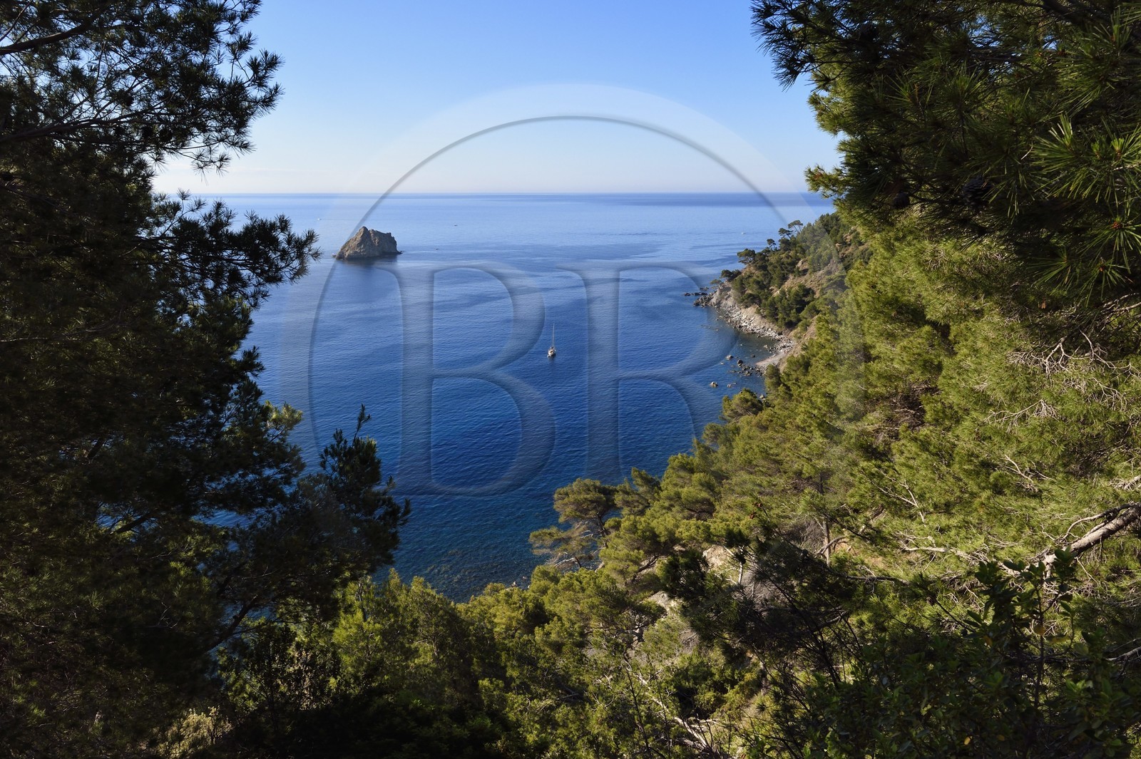 France, Var (83), La Seyne-sur-Mer, randonnée dans le massif du Cap Sicié le long du chemin du Joncquet en contrebas de la Corniche Merveilleuse, le Rocher des Deux Frères