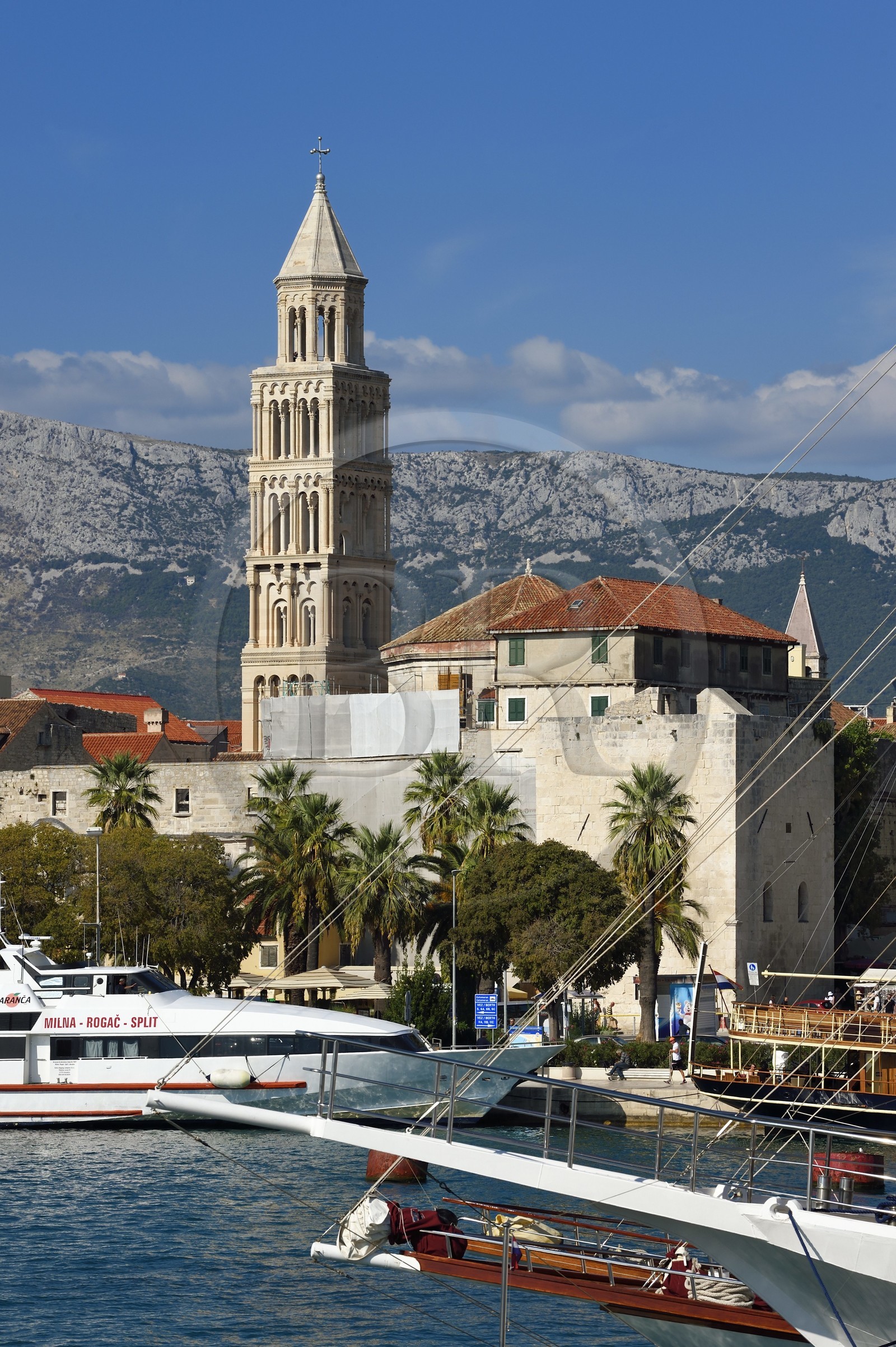 Croatie, Dalmatie, cote dalmate, Split, la vieille ville romaine classée Patrimoine Mondial de l'UNESCO et le port