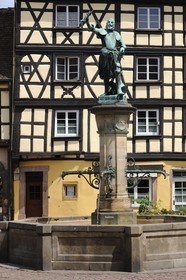 France, Haut-Rhin (68), Colmar, la Fontaine Schwendi oeuvre de Bartholdi place de l'Ancienne Douane