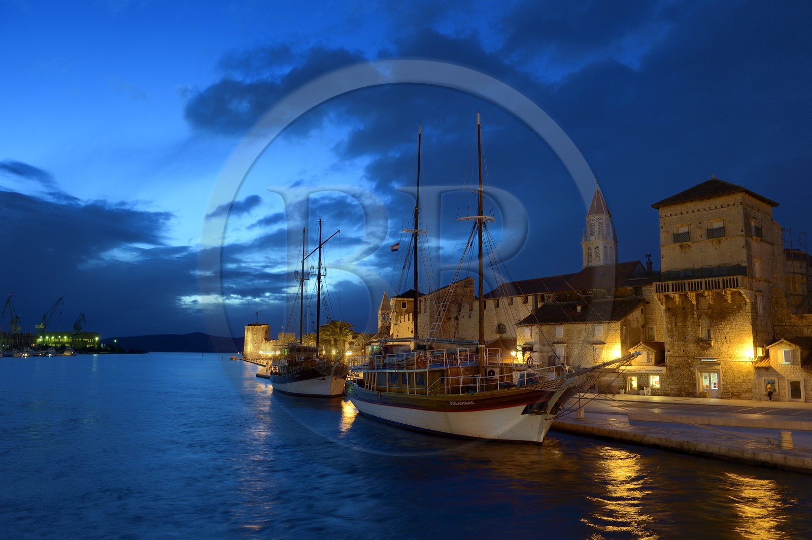 Croatie, Dalmatie, côte dalmate, Trogir, centre historique classé Patrimoine Mondial de l'UNESCO, Couvent bénédictin St Nicolas dont on apercoit le clocher