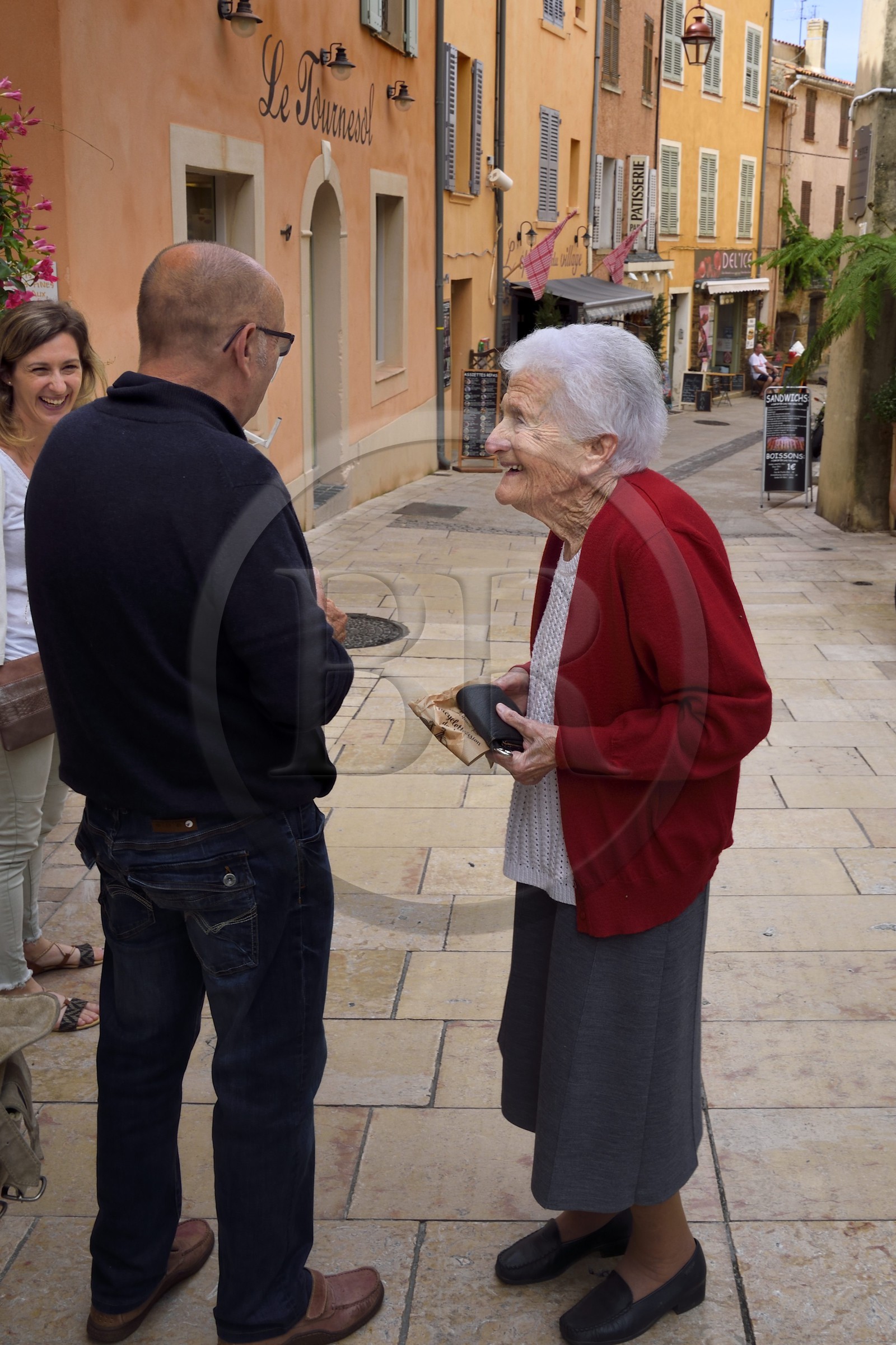 France, Var (83), Bormes-les-Mimosas, borméens dans la rue Carnot, rue principale de la vieille ville