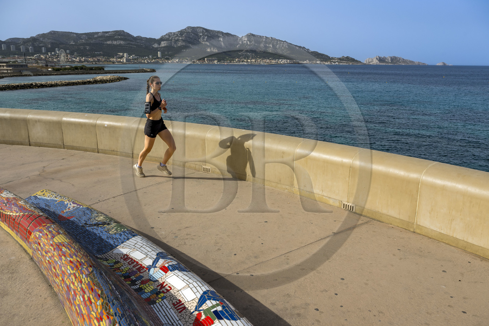 France, Bouches-du-Rhône (13), Marseille, Corniche du Président John Fitzgerald Kennedy, l'Association Viv'Arthe et son Projet Mosaïque, recouvrir de mosaïque le plus long banc du monde qui court sur près de 3 km le long de la Corniche