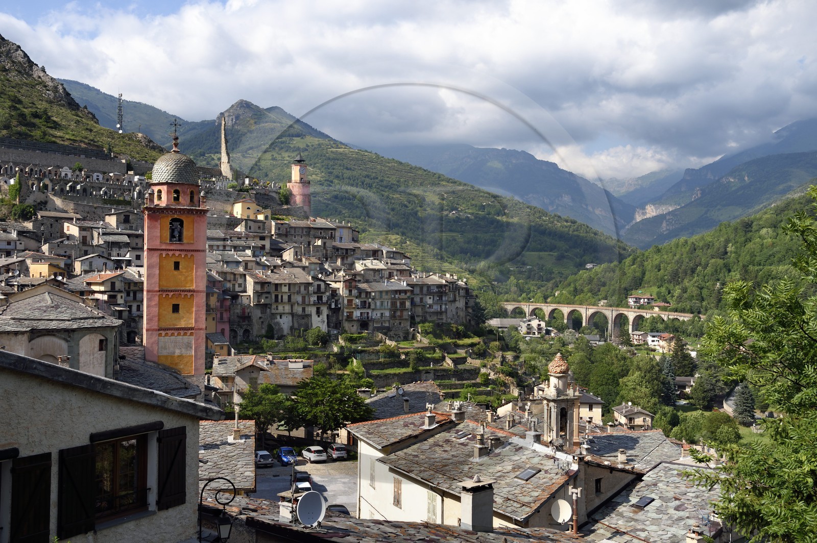 France, Alpes-Maritimes (06), vallée de la Roya (arrière-pays niçois), au pied du parc national du Mercantour, Tende, la collégiale Notre Dame de l'Assomption, les vestiges du chateau de Lascaris en arrière plan