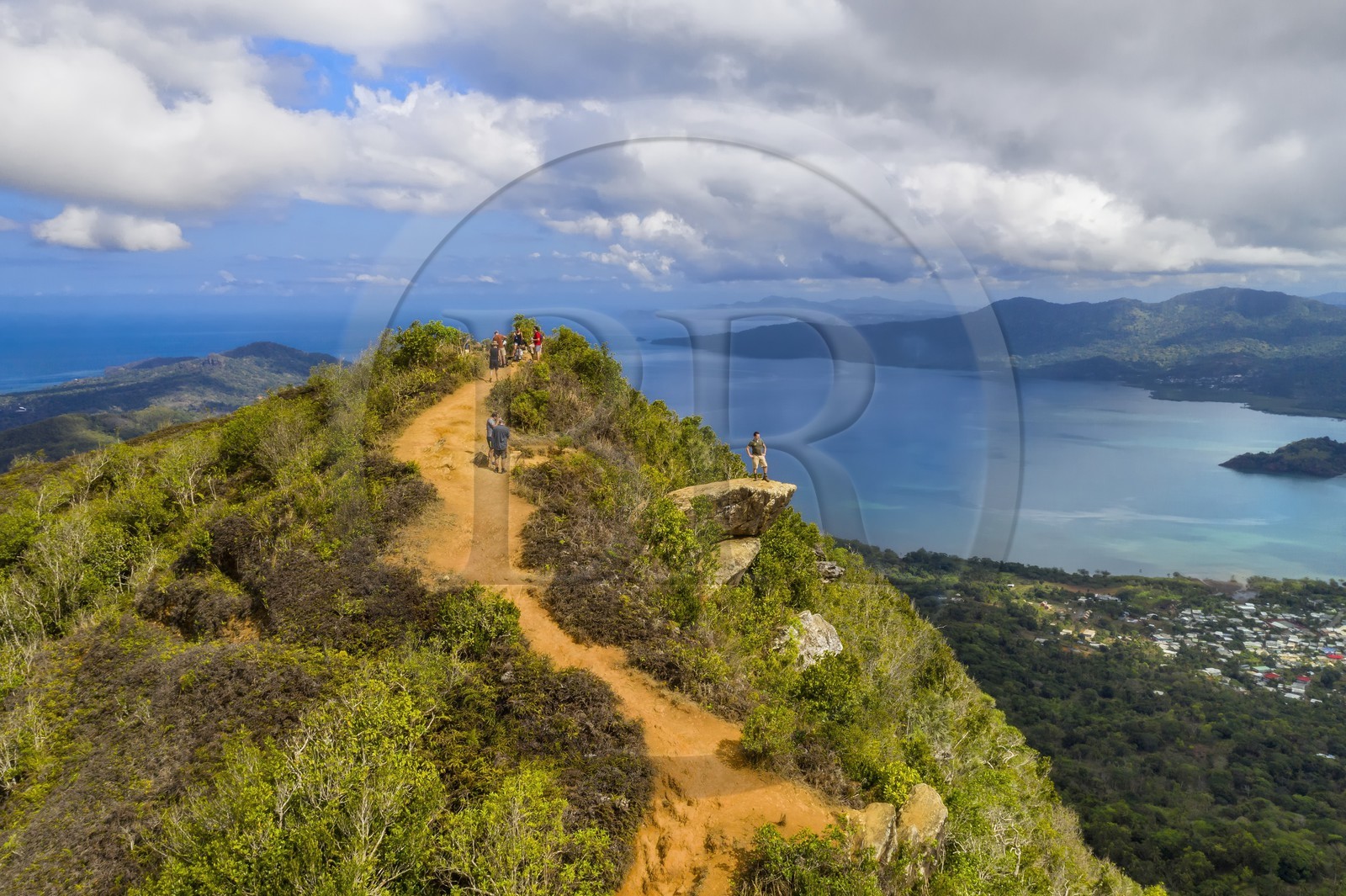 France, Ile de Mayotte, Grande-Terre, Réserve Forestière des Cretes du Sud, randonneurs au sommet du Mont Choungui (594 mètres) et la Baie de Bouéni en arrière plan (vue aérienne)