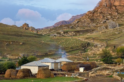 Azerbaïdjan, région de Quba (Guba), chaine de montagne du Grand Caucase, village de Giriz à l'aube, départ des moutons pour les prés