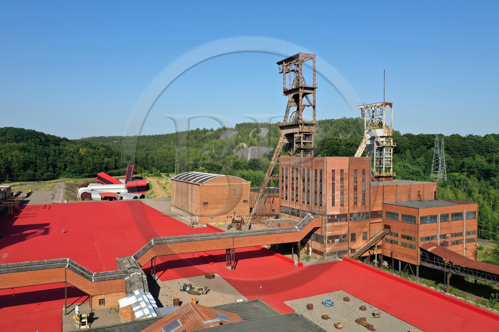 France, Moselle (57), Petite-Rosselle, le musée du carreau Wendel, chevalements du puits Wendel 1 et 2 sur le carreau, terrils en arrière plan (vue aérienne)