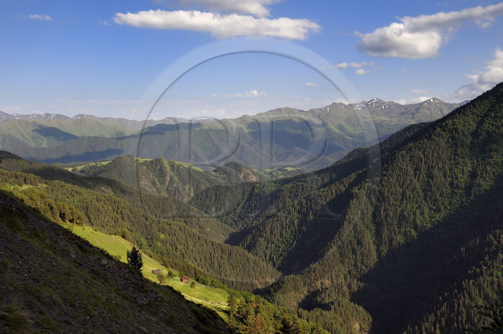 Géorgie, Kakheti, Parc national de Touchétie, montagnes et vallées autour de Omalo vu depuis le village de Bochorna