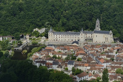 France, Dordogne (24), Brantôme, pont Coudé sur la Dronne et l'abbaye bénédictine Saint-Pierre de Brantôme (vue aérienne)