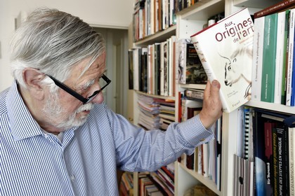 France, Paris (75), le paléontologue et paléoanthropologue Yves Coppens, professeur émérite au Collège de France, au bureau de son domicile parisien