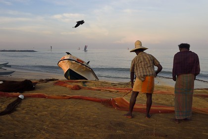 Sri Lanka, Province de l'Ouest, Negombo, pecheurs triant leurs filets sur la plage de Porathota