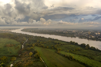 France, Loire-Atlantique (44), Saint-Jean-de-Boiseau, les rives de la Loire face à Couëron (vue aérienne)