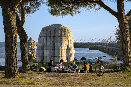 France, Loire-Atlantique (44), Estuaire de la Loire, Saint-Nazaire, collection d'art contemporain à ciel ouvert Estuaire, groupe de jeunes gens devant une des trois sculptures monumentales en béton Le pied, le pull et le système digestif réalisée par les artistes Daniel Bewar et Gregory Gicquel en bordure du Quai de la Jetée