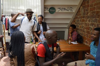 Afrique du Sud, province de Gauteng, Johannesburg, quartier de Braamfontein, Kitchener Carvery Bar et boutique à la mode à l'angle de Juta et De Beer street,  le coin de Jeez Babe dans la cour arrière