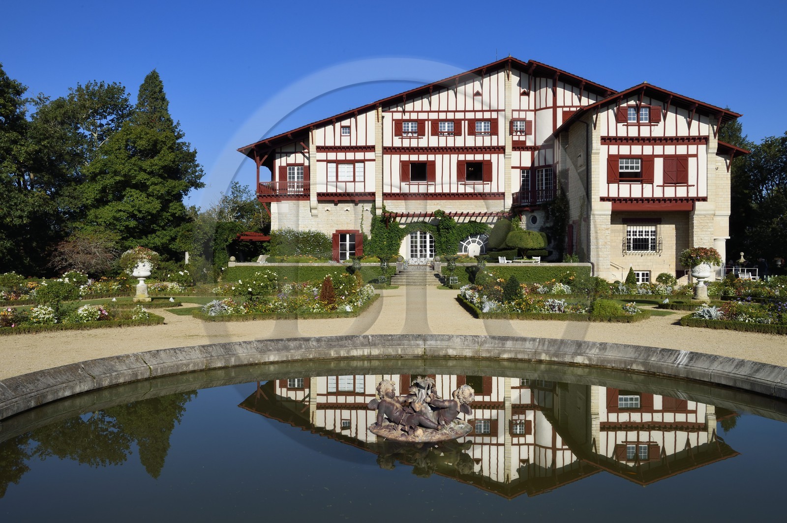 France, Pyrénées-Atlantiques (64), Pays-Basque, Cambo-les-Bains, la Villa Arnaga et  son jardin à la française, musée et maison d'Edmond Rostand de style néo-basque