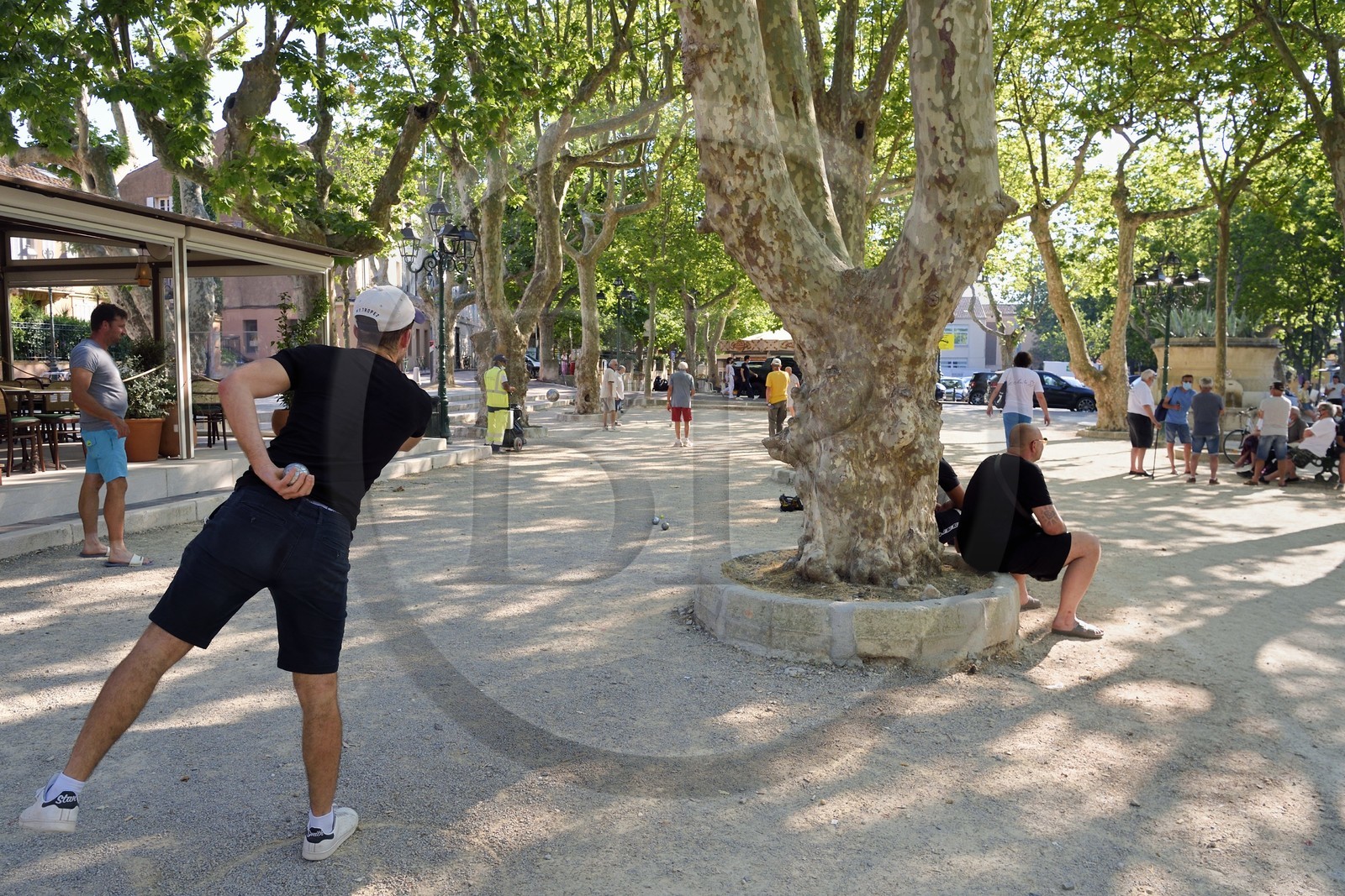 France, Var (83), Saint-Tropez, joueurs de pétanque sur la Place des Lices à la nuit tombée