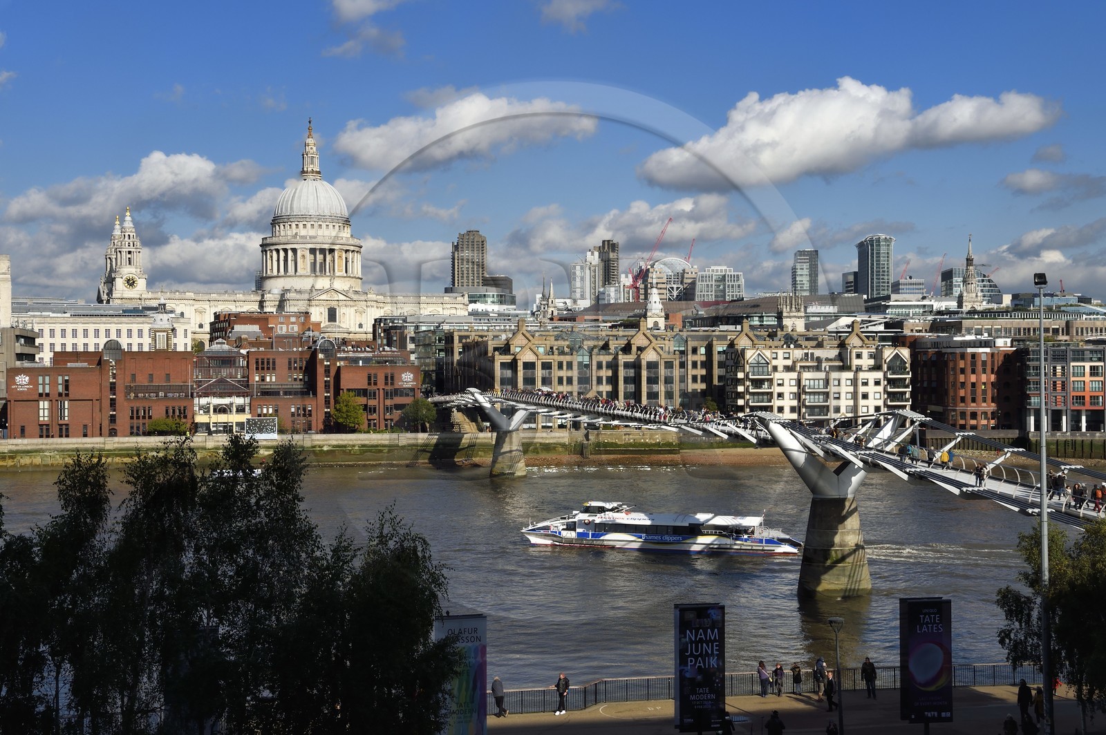 Royaume-Uni, Londres, le pont du Millénaire (Millennium Bridge) de l'architecte Norman Foster sur la Tamise et la cathédrale Saint-Paul dans le quartier de la City en arrière plan