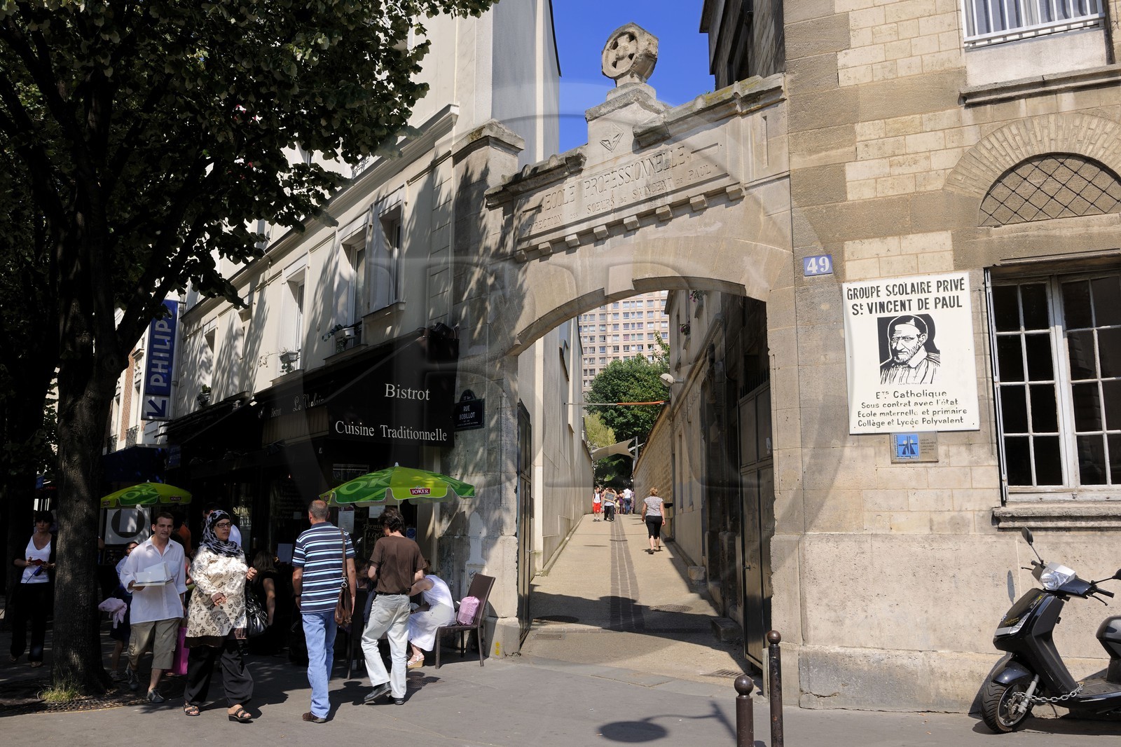 France, Paris (75), quartier de la Butte-aux-Cailles, entrée de l'école privée catholique rue Bobillot